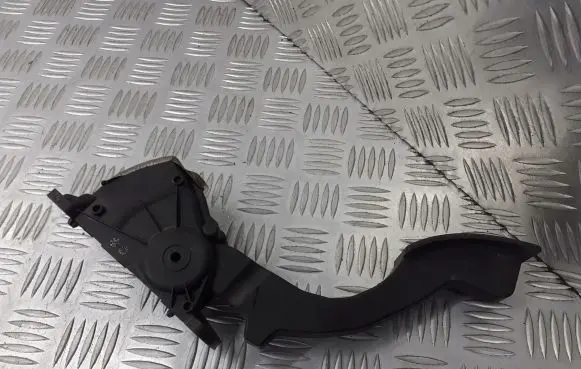 Ford Focus Accelerator throttle pedal 4M51-9F836-AK