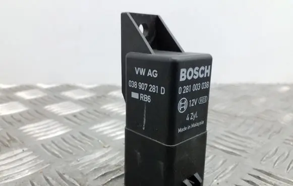 Volkswagen Golf VI Glow plug pre-heat relay 038907281D 0281003038