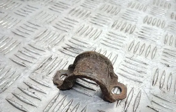 Toyota RAV 4 (XA20) Sway bar bush bracket, rear 