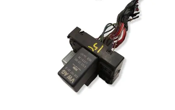 Volkswagen PASSAT B6 Glow plug pre-heat relay 038907281B