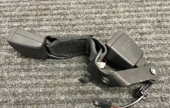 BMW i4 Rear seatbelt buckle 7442030
