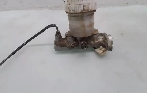Mitsubishi Pajero Sport I Master brake cylinder 261003C