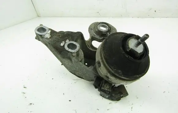 Volkswagen PASSAT B5.5 Engine mounting bracket 