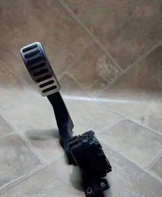 Accelerator throttle pedal
