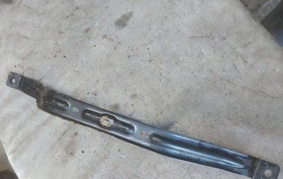 Fuel tank mounting bracket