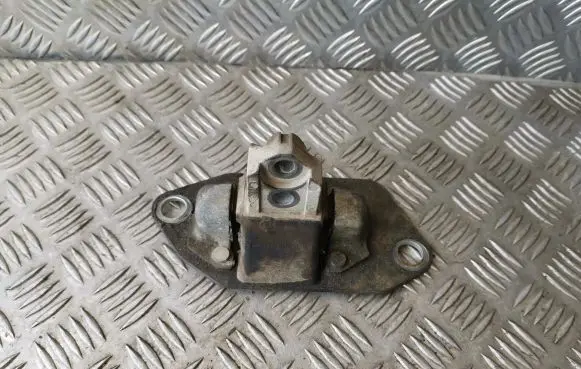 Volvo S60 Engine mount bracket