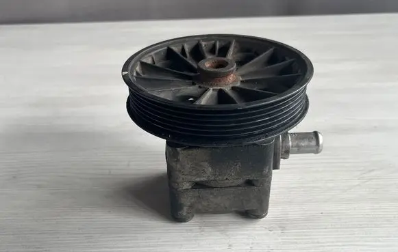 Volvo S60 Power steering pump 30741789