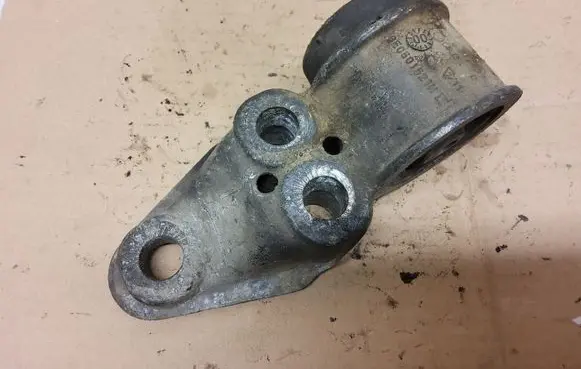 Volkswagen PASSAT B5.5 Rear axle beam mounts housing 8E0501521