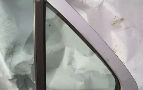 Rear vent window glass
