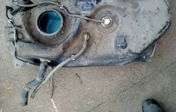 Suzuki Swift III Fuel tank 