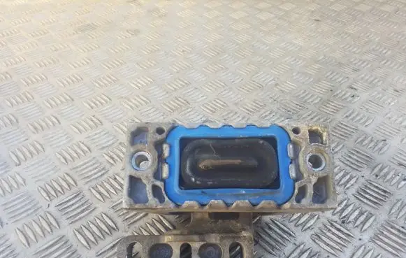 Volkswagen PASSAT B6 Engine mount bracket 1K0199262