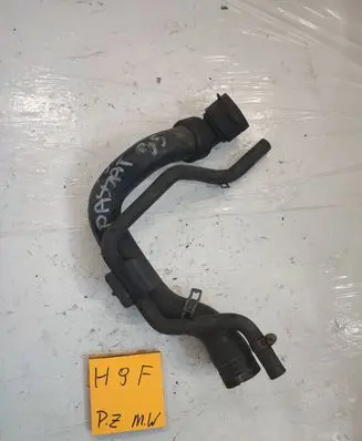 Volkswagen PASSAT B5 Engine coolant pipe/hose 89415646