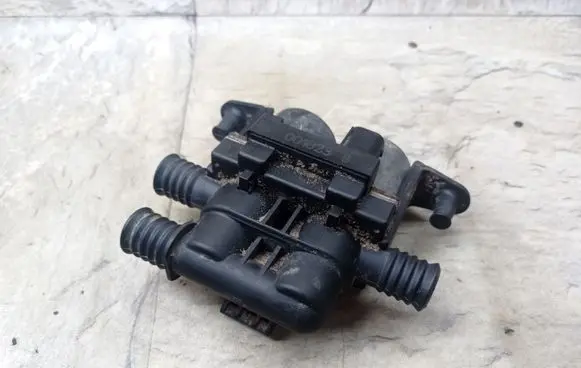 BMW 5 E39 Coolant heater control valve 8374995 1147412137