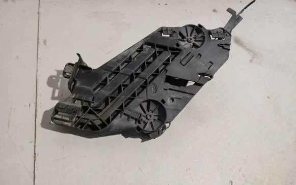 Skoda Octavia Mk2 (1Z) Headlight/headlamp mounting bracket 17035202