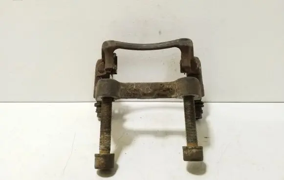 Volkswagen PASSAT B6 Brake caliper pad carrier rear 
