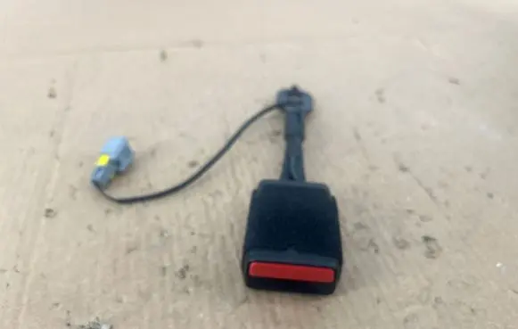 Peugeot 2008 I Front seatbelt buckle