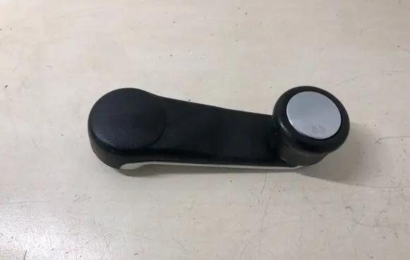 Volkswagen PASSAT B5 Rear door window winding handle 