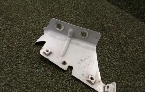 Opel Movano B Fender mounting bracket 641C30003R