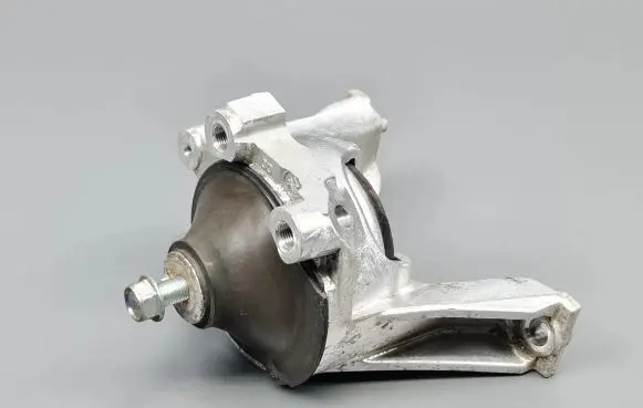 Honda CR-V Engine mount bracket