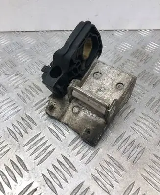BMW 5 F10 F11 Radiator mount bracket 7186513
