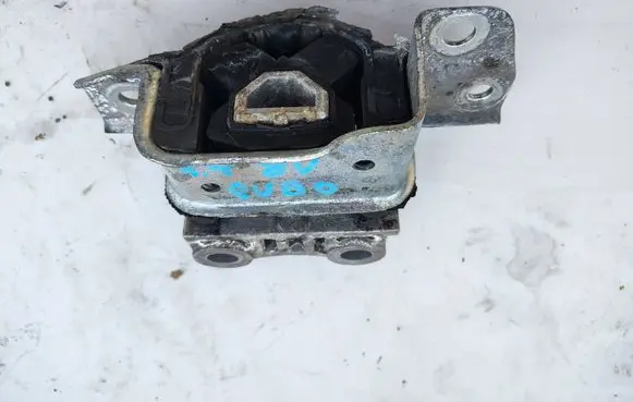 Fiat Qubo Engine mounting bracket 
