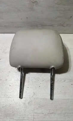 Volkswagen Touareg I Front seat headrest 