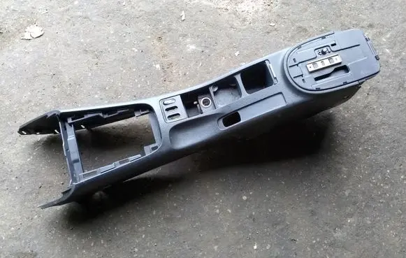 Nissan Primera Center console