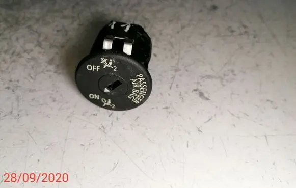 Passenger airbag on/off switch
