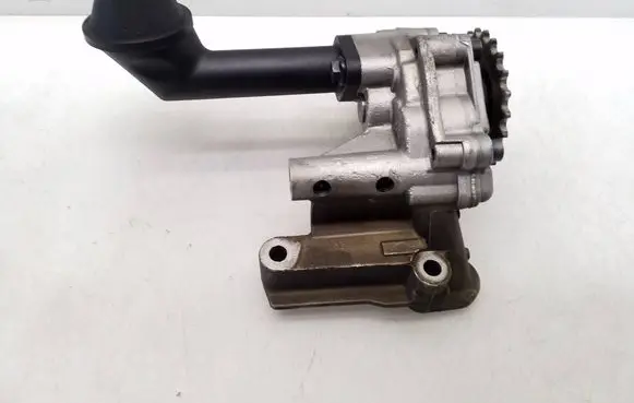 Volkswagen PASSAT B6 Oil pump 038115121C