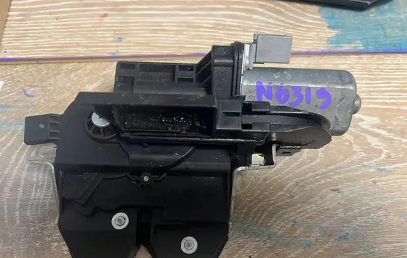 Skoda Fabia Mk3 (NJ) Rear glass lock/latch 