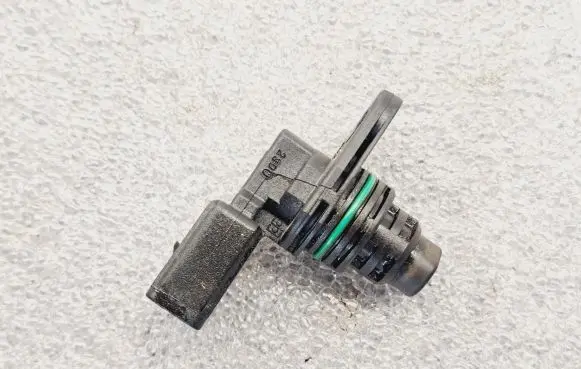 Skoda Fabia Mk2 (5J) Camshaft position sensor 030907601E
