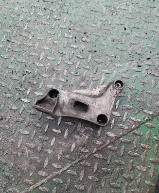 BMW 5 E39 Engine mounting bracket 6750441