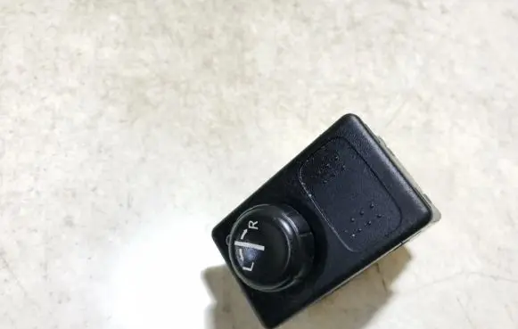 Nissan Almera Tino Wing mirror switch