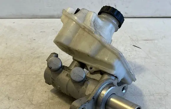 Maserati Ghibli Master brake cylinder 25138670 184338640