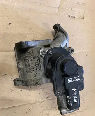 Volkswagen Caddy Throttle valve 03G129637A