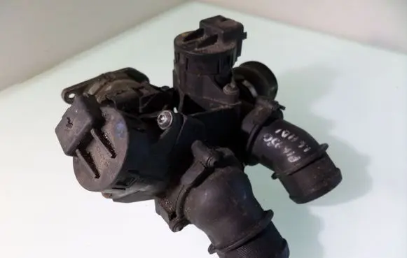 Thermostat/thermostat housing