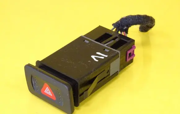 Volkswagen Golf IV Hazard light switch 1J0953235C