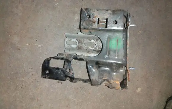 Peugeot 2008 I Engine mount bracket 9810216980