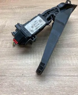 Volkswagen Golf V Accelerator throttle pedal 1K1721503P WITHPLUG