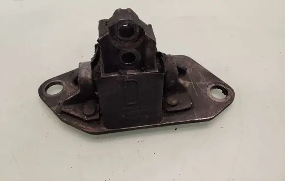 Volvo XC70 Engine mount bracket