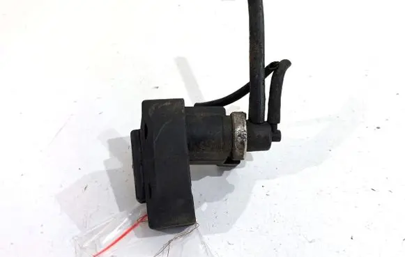 Volkswagen PASSAT B5.5 Fuel pressure regulator 059906629B