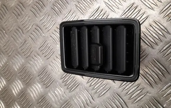 Rear air vent grill