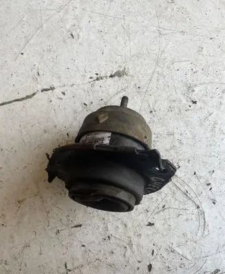 Jeep Grand Cherokee Engine mount bracket
