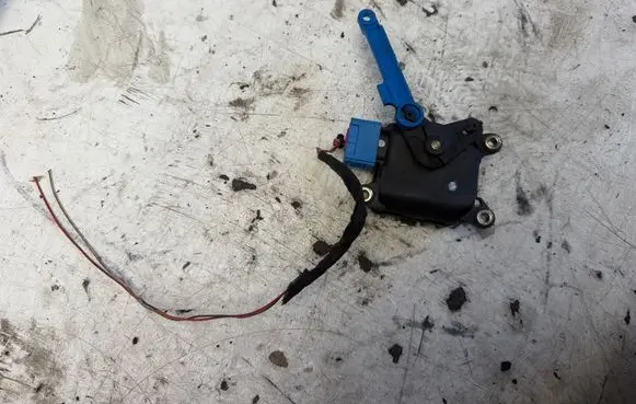 Audi A4 S4 B5 8D Air flap motor/actuator 8D1820511B