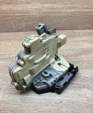Volkswagen PASSAT B6 Rear door lock 3C4839016A