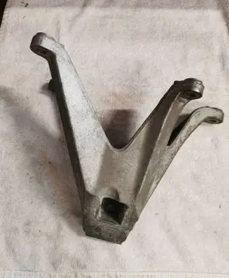 Engine mounting bracket