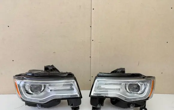 Jeep Grand Cherokee Headlight/headlamp 68111001AF 68111000AF