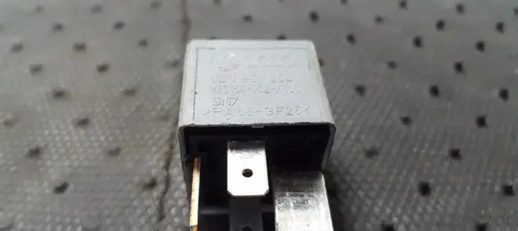 Volkswagen PASSAT B5 Other relay 8D0951253 V23134-J52-X300