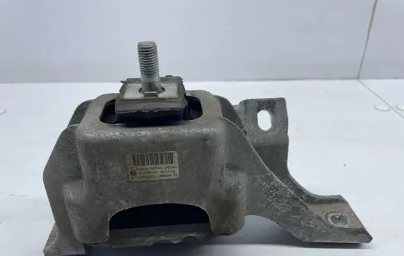 Mini Cooper Countryman R60 Engine mount bracket 6779805