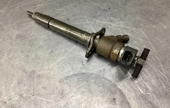 Volvo S60 Fuel injector 8658352